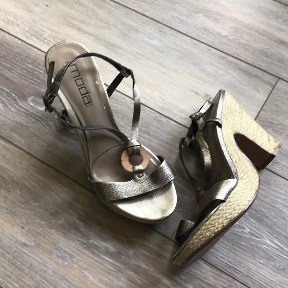 Moda Shoes - Metallic Moda platform sandals size 9.5